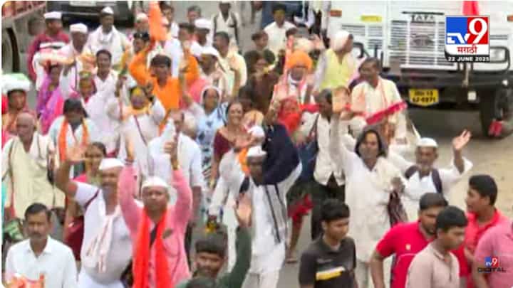 Palkhi Sohala 2025 : ज्ञानोबा, तुकोबांची पालखीचं दिवेघाटातलं विहंगम दृश्य Palkhi Sohala 2025 : ज्ञानोबा, तुकोबांची पालखीचं दिवेघाटातलं विहंगम दृश्य