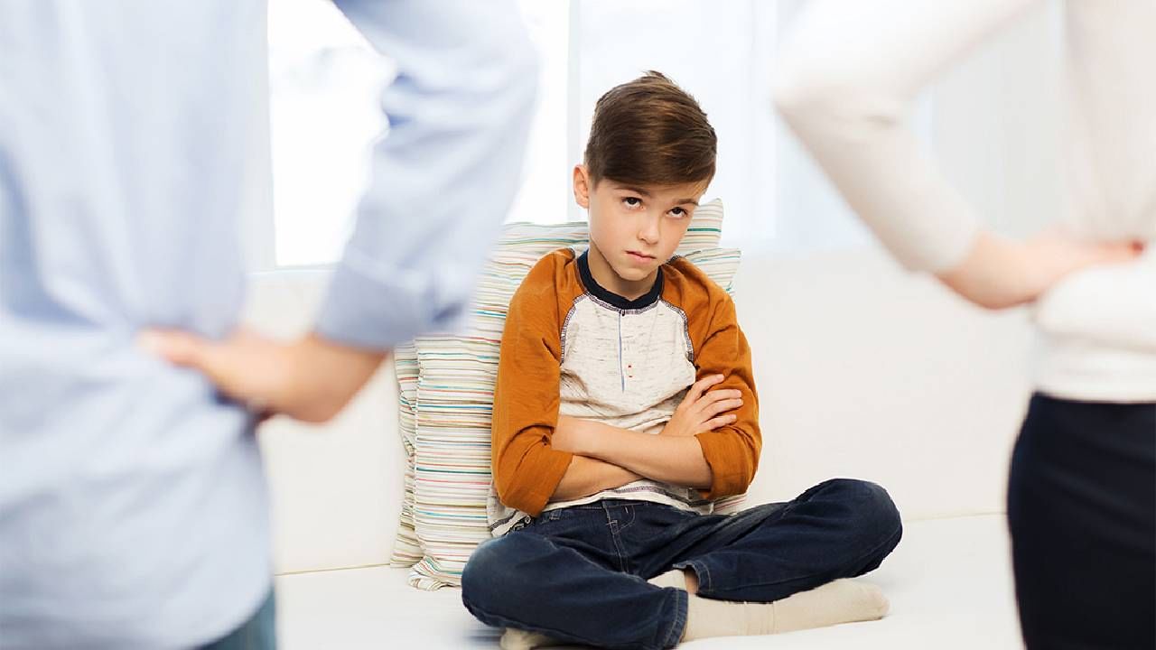 पालकांनी चुकूनही बोलू नयेत 'या' गोष्टी; मुलांच्या मनावर होतो खोल परिणाम