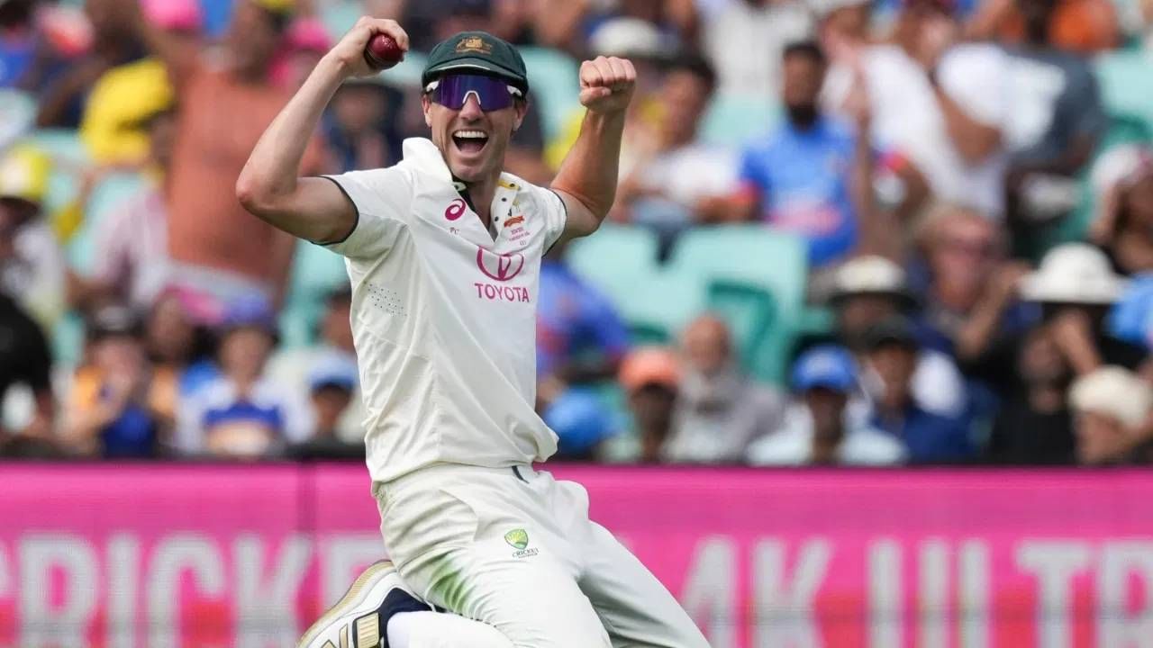 पॅट कमिन्सने या कामगिरीनंतर सांगितलं की, 'सध्या चांगली आघाडी मिळाल्याने खूप आनंद झाला. मी मागितल्यापेक्षा खूपच जास्त आहे, कोणत्याही वेगवान गोलंदाजासाठी 300 हा एक मोठा आकडा आहे. दुखापती आणि बराच काळ खेळलो. त्यामुळे खूप आनंद झाला. जेव्हा चेंडू मऊ असतो तेव्हा फलंदाजी करणे सोपे असते पण तरीही विचित्र चेंडू निपिंग करत आहे, असे वाटते. आम्ही चांगली गोलंदाजी केली.' (Photo- PTI)