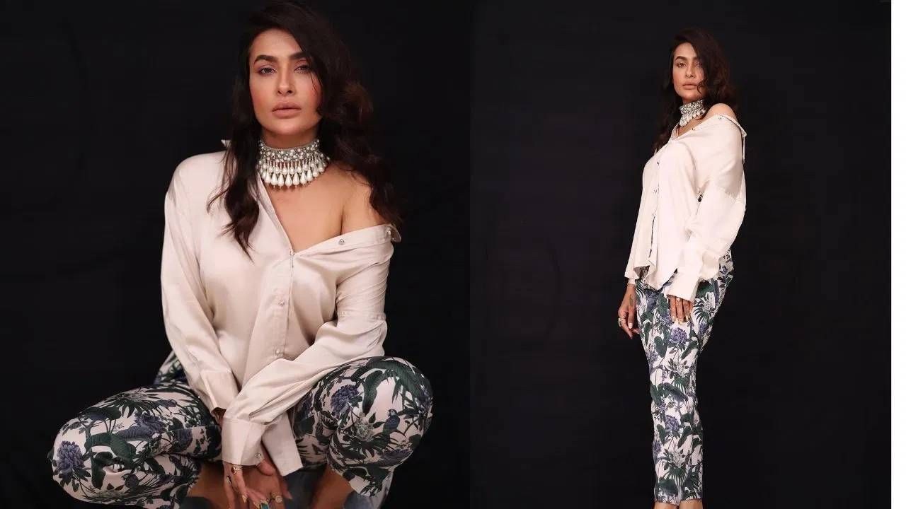 तुम्ही कितीही साधना केली तरी देवीचे कपडे बदलू नयेत. मी माझ्या आईचे कपडे कोणाला बदलण्याची परवानगी देऊ शकते का? नाही ना.