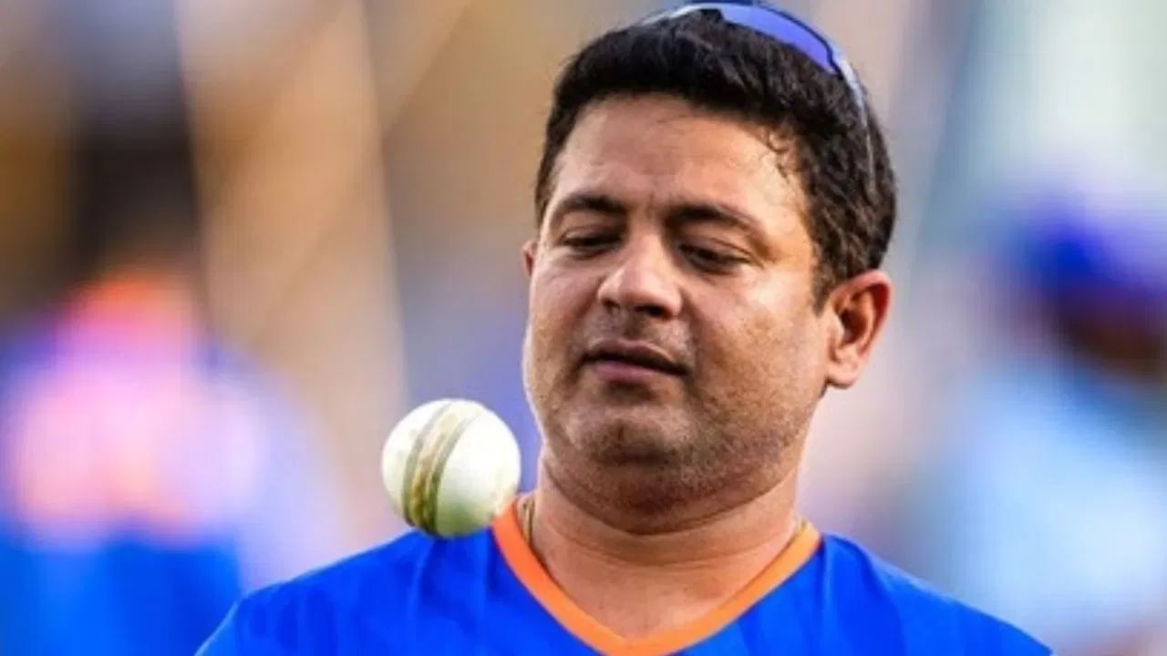 टीम इंडियाचा माजी लेग-स्पिनर पीयूष चावला याने 6 जून रोजी आंतरराष्ट्रीय क्रिकेटमधून निवृत्त होत असल्याचं जाहीर केलं. टीम इंडियाने 2007 साली टी 20i तर 2011 साली वनडे वर्ल्ड कप जिंकला होता. पीयूष चावला या दोन्ही संघात होता. (Photo Credit: Instagram)