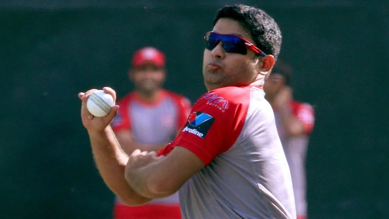 टीम इंडियाचा दिग्गज फिरकीपटू पीयूष चावला याने 6 जून रोजी आंतरराष्ट्रीय क्रिकेटमधून निवृत्ती जाहीर केली. पीयूषने आयपीएलमध्ये 4 संघांचं प्रतिनिधित्व केलं. पीयूषने पंजाब, कोलकाता नाईट रायडर्स, चेन्नई सुपर किंग्स आणि मुंबई इंडियन्सचं प्रतिनिधित्व केलं. (Photo Credit : Gurpreet Singh/ HT via Getty Images)