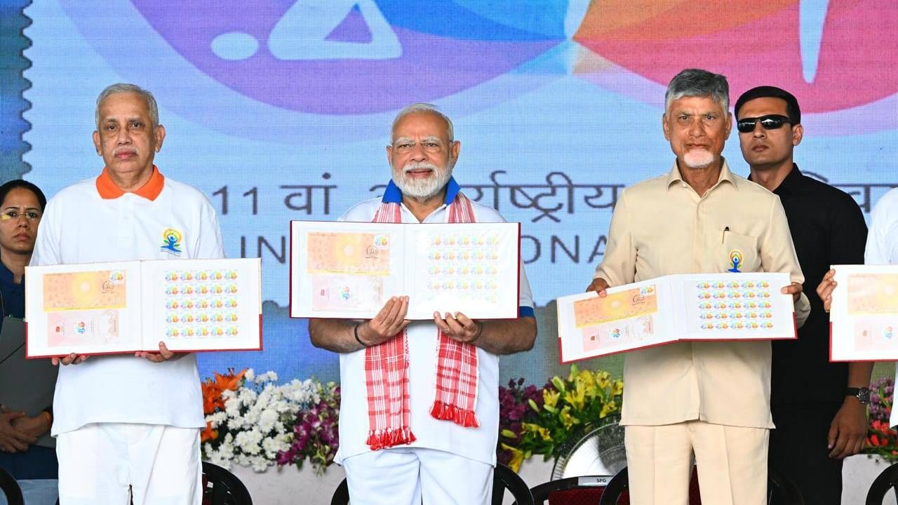 आज, 21 जून रोजी देशभरात 11 वा आंतरराष्ट्रीय योग दिन साजरा केला जात आहे. यावेळी “योगा फॉर वन अर्थ, वन हेल्थ” ही थीम आहे. या खास प्रसंगी पंतप्रधान नरेंद्र मोदी यांनी विशाखापट्टणममध्ये 3 लाख लोकांसोबत योग केला.