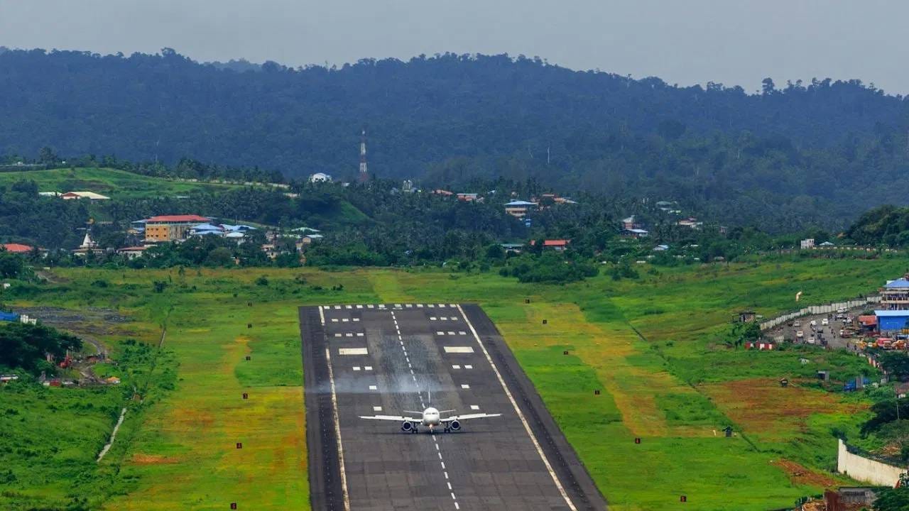Air India Plane Crash : भारतातले 5 खतरनाक रन-वे, एक्सपर्ट पायलटसाठी सुद्धा इथे टेकऑफ आणि लँडिग चॅलेंजिग Air India Plane Crash : भारतातले 5 खतरनाक रन-वे, एक्सपर्ट पायलटसाठी सुद्धा इथे टेकऑफ आणि लँडिग चॅलेंजिग