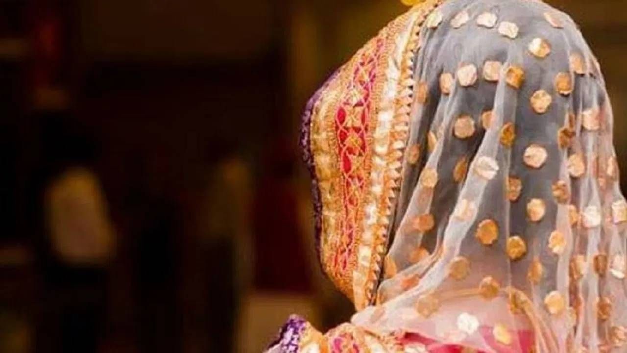 2 मुलांच्या आईचं बॅचलर शेजाऱ्याशी जुळलं सूत, नवऱ्याला कळताच त्याने केली अनोखी डील...