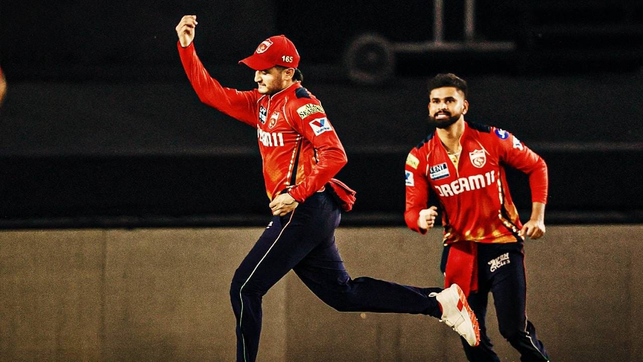 आयपीएल प्लेऑफमध्ये 200 हून अधिक धावांचा यशस्वी पाठलाग केला आहे. यापूर्वी बाद फेरीत इतक्या धावांचा पाठलाग करण्यात संघांना यश आलं नव्हतं. पण पंजाबने ते मिथक मोडीत काढलं आहे. 204 धावांचा 6 चेंडू राखून पाठलाग केला. (Photo_PBKS Twitter)