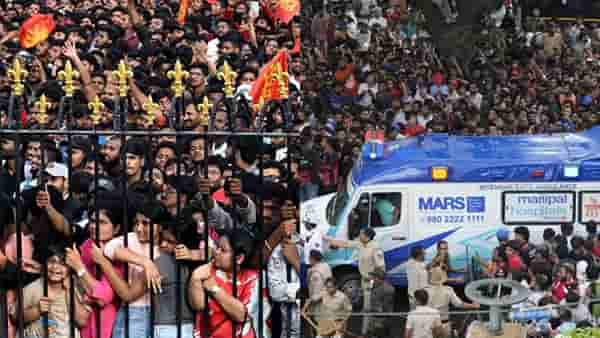 Bengaluru Stampede : चेंगराचेंगरी प्रकरणी मोठी कारवाई, एअरपोर्टवरच RCB च्या मोठ्या अधिकाऱ्याला अटक