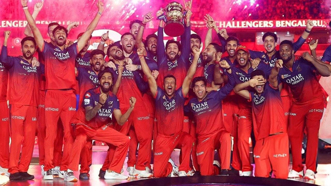 रॉयल चॅलेंजर्स बंगळुरूने इंडियन प्रीमियर लीग स्पर्धेच्या 18व्या पर्वात जेतेपद मिळवून स्वप्नपूर्ती केली आहे. गेली अनेक वर्षे चाहते इ साला कप नामदे ही घोषणा देत सामने पाहायचे. मात्र यंदा ही इच्छा पूर्ण झाली. 17 वर्षे प्रदीर्घ वाट पाहिल्यानंतर 18 व्या पर्वात हे स्वप्न पूर्ण झालं आहे. (PHOTO- RCB Twitter)