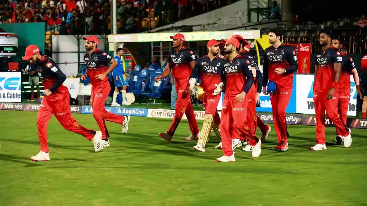 रॉयल चॅलेंजर्स बंगळुरुने या स्पर्धेत चमकदार कामगिरी केली आहे. पण काही सामन्यांमध्ये चुकाही केल्या आहेत. असं असताना प्लेऑफमध्ये त्या चुकांची दुरूस्ती जोरदार कमबॅक केलं आहे. जोश हेझलवूडच्या आगमनाने आरसीबीची ताकद वाढली आहे. 