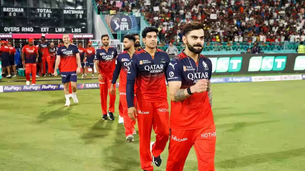 आता 17 वर्षांची जेतेपदाची भूक कोण शमवतो याकडे लक्ष लागून आहे. पंजाब किंग्सनेही क्वॉलिफायर 2 सामन्यात मुंबई इंडियन्सचा धुव्वा उडवला आहे. त्यामुळे हा सामना वाटतो तितका सहज जिंकता येईल असं नाही. त्यामुळे या सामन्याबाबत उत्सुकता शिगेला पोहोचली आहे. (सर्व फोटो- टीव्ही 9 नेटवर्क/कन्नड)