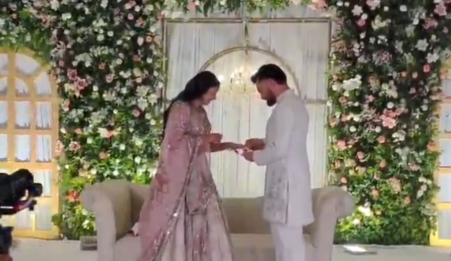 विशेष म्हणजे बॉलिवुडच्या चित्रपटातील एक गीत चालू असताना रिंकून प्रिया सरोज यांच्या बोटात अंगठी घातली. 