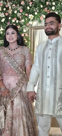 त्यानंतर रिंकूने प्रिया सरोज यांचा हात हातात घेऊन कार्यक्रमाला आलेल्या पाहुण्याकडे पाहून स्मीतहास्य केले. 