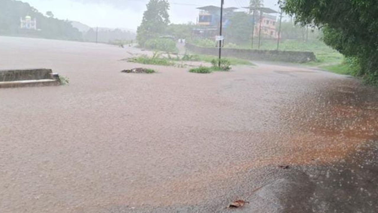 खेडमध्ये जगबुडी नदीचे पाणी मटण मार्केटमध्ये शिरण्यास सुरुवात झाली आहे. यामुळे प्रशासन अलर्ट मोडवर आले आहे. खेड नगरपरिषद प्रशासनाकडून नागरिकांना सतर्कतेच्या सूचना देण्यात आल्या आहेत.