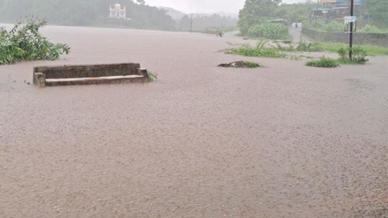 कोकणातील रत्नागिरी, रायगड जिल्ह्यात रात्रीपासून मुसळधार पाऊस सुरु आहे. या पावसामुळे रायगड जिल्ह्यातील खेड आणि नागोठणे शहरांमध्ये पूरपरिस्थिती निर्माण झाली आहे. खेडमधील जगबुडी नदीने आणि नारंगी नदीने इशारा पातळी ओलांडली आहे. आता नदीचे पाणी मार्केट परिसरात शिरले आहे.