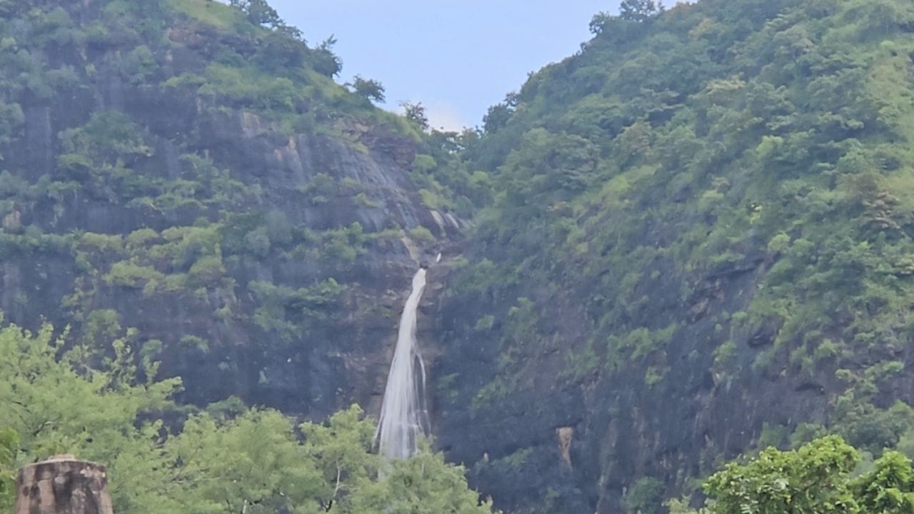पावसाळ्यात पाटणादेवी हे ठिकाण एक वेगळीच जादू निर्माण करत असते. धवलतीर्थ व केदारकुंड हे परिसरातील प्रसिद्ध धबधबे दमदार पावसामुळे यंदा जून महिन्यापासूनच खळखळून वाहत आहेत. आजूबाजूच्या दऱ्याखोऱ्यांतून पाण्याचे ओघ सुरु झाला.