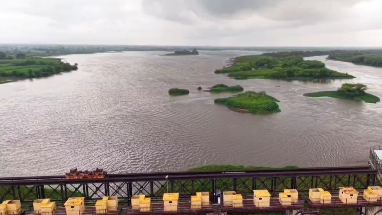 नाशिकच्या निफाड तालुक्यात ब्रिटिश कालीन नांदूर मधमेश्वर धरण आहे. 1916 मध्ये हे धरण बांधले गेले. या धरणाच्या इतिहासात प्रथमच जून महिन्यात 12.53 टीएमसी पाणी विसर्ग केला आहे. जायकवाडीच्या दिशेने गोदावरी नदीतून पाण्याचा विसर्ग करण्यात आला आहे.