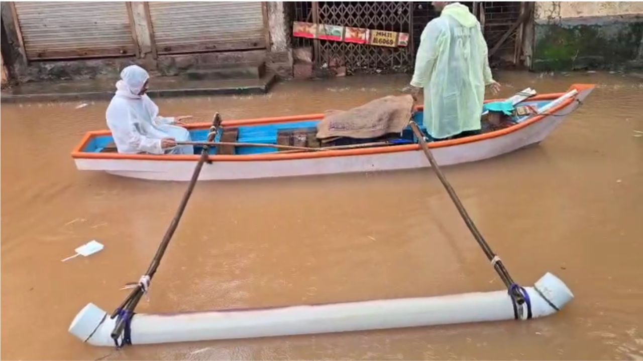 रायगड जिल्ह्यात १३४ मिलीमीटर पाऊस नोंदवण्यात आला आहे. रायगडमधील शाळांना सुट्टी देण्यात आली आहे. अलिबाग, रोहा ,तळा, महाड पोलादपूर या तालुक्यांत मागील काही तासांपासून मुसळधार पाऊस सुरु आहे. 