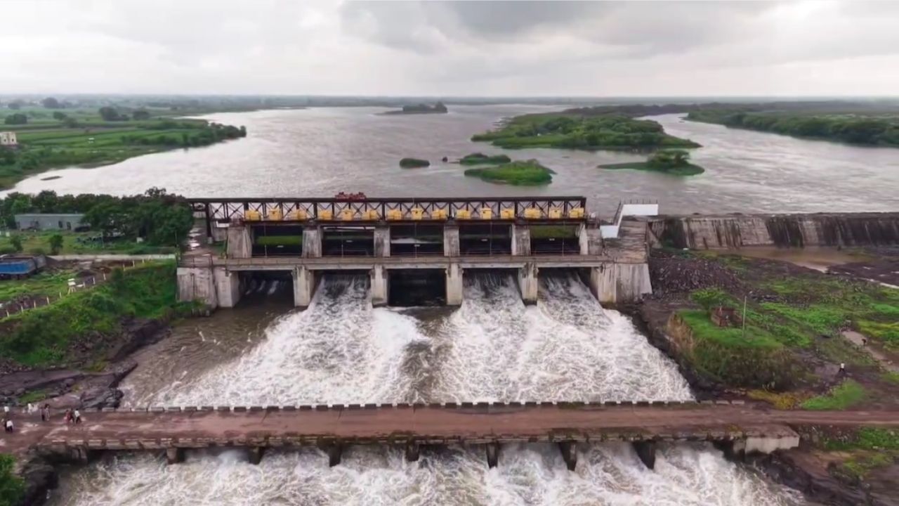 नांदूर मधमेश्वर धरण बांधल्यापासून जून महिन्यात पाण्याचा विसर्ग झालेला नाही. यावर्षी इगतपुरी, त्र्यंबकेश्वर, दिंडोरी, नाशिक आणि निफाड तालुक्यात मे महिन्याच्या सुरुवातीपासूनच अवकाळी व मान्सूनपूर्व दमदार पाऊस झाला. त्यानंतर जून महिन्यात मान्सूनच्या पावसाने चांगली हजेरी लावली.