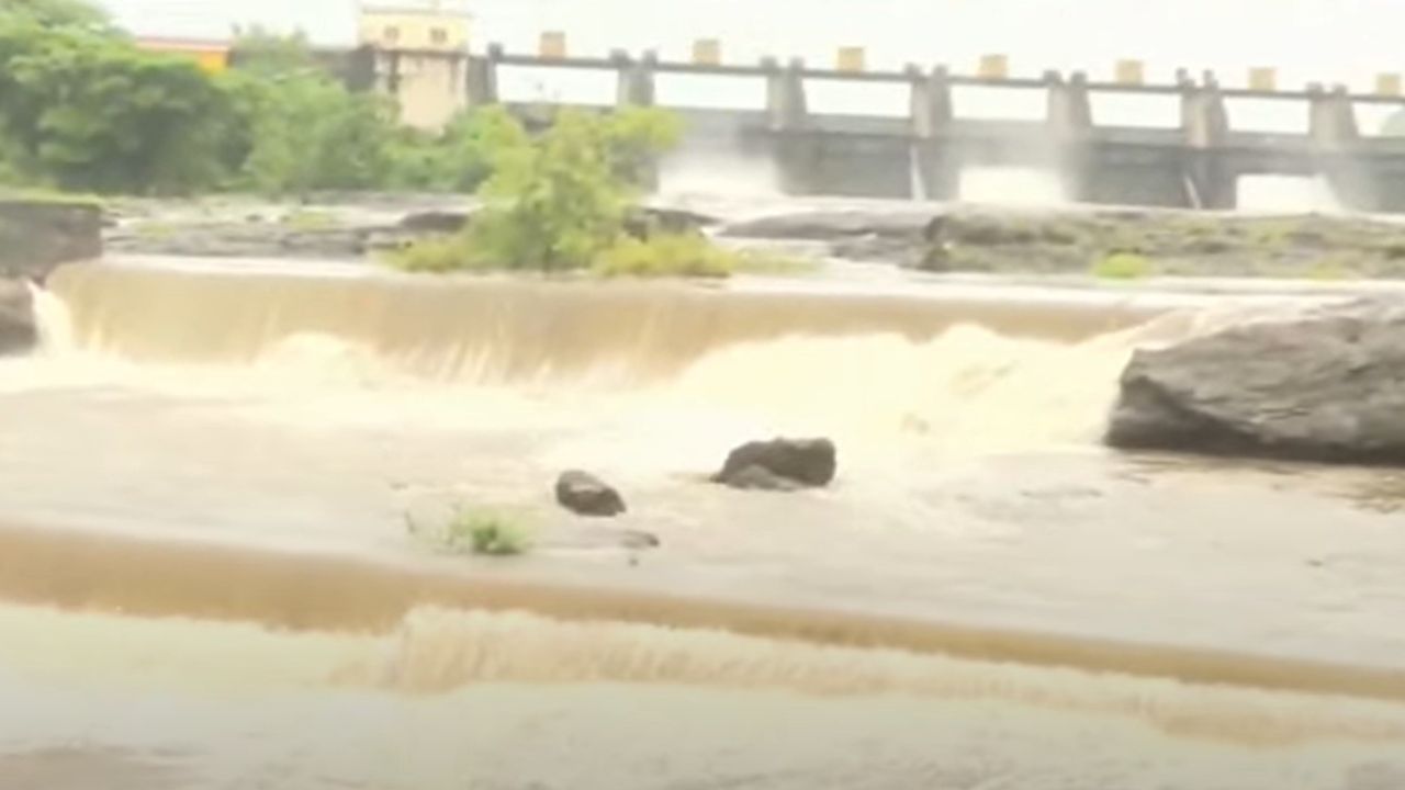 खडकवासला धरणातून पाण्याचा विसर्ग सुरु करण्यात आला. यामुळे नागरिकांना सायरन वाजवत अलर्ट देण्यात आला आहे. नदीपात्राजवळ राहणाऱ्या नागरिकांना सतर्क राहण्याचे आदेश दिले आहेत. महापालिकेकडून नदीपात्रांमध्ये सायरन बसवण्यात आला आहे.