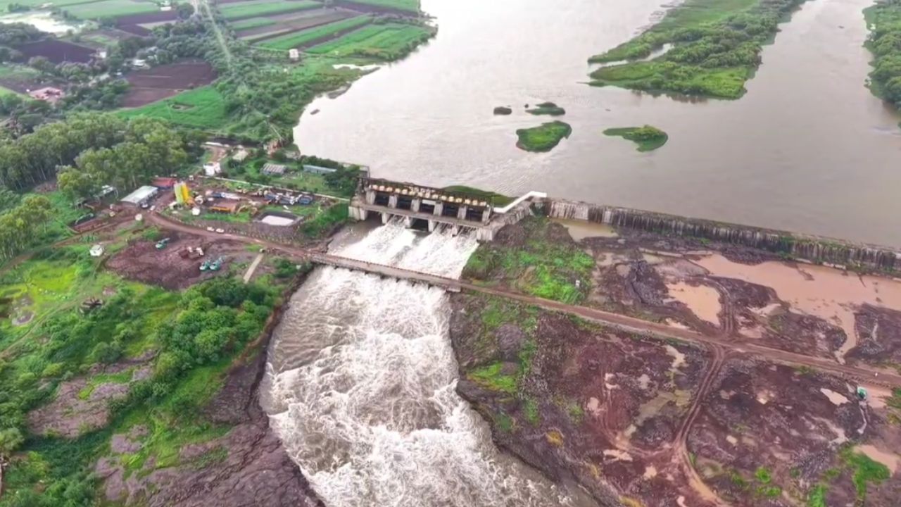 नाशिक जिल्ह्यातील दारणा, गंगापूर, कडवा आणि पालखेड धरणाची पाणीपातळी 60 टक्क्यांच्या वर गेली. यामुळे या धरणांमधूनही पाण्याचा विसर्ग करण्यात आला आहे. नांदूर मधमेश्वरच्या पाणलोट क्षेत्रात वाढ झाली आहे. 