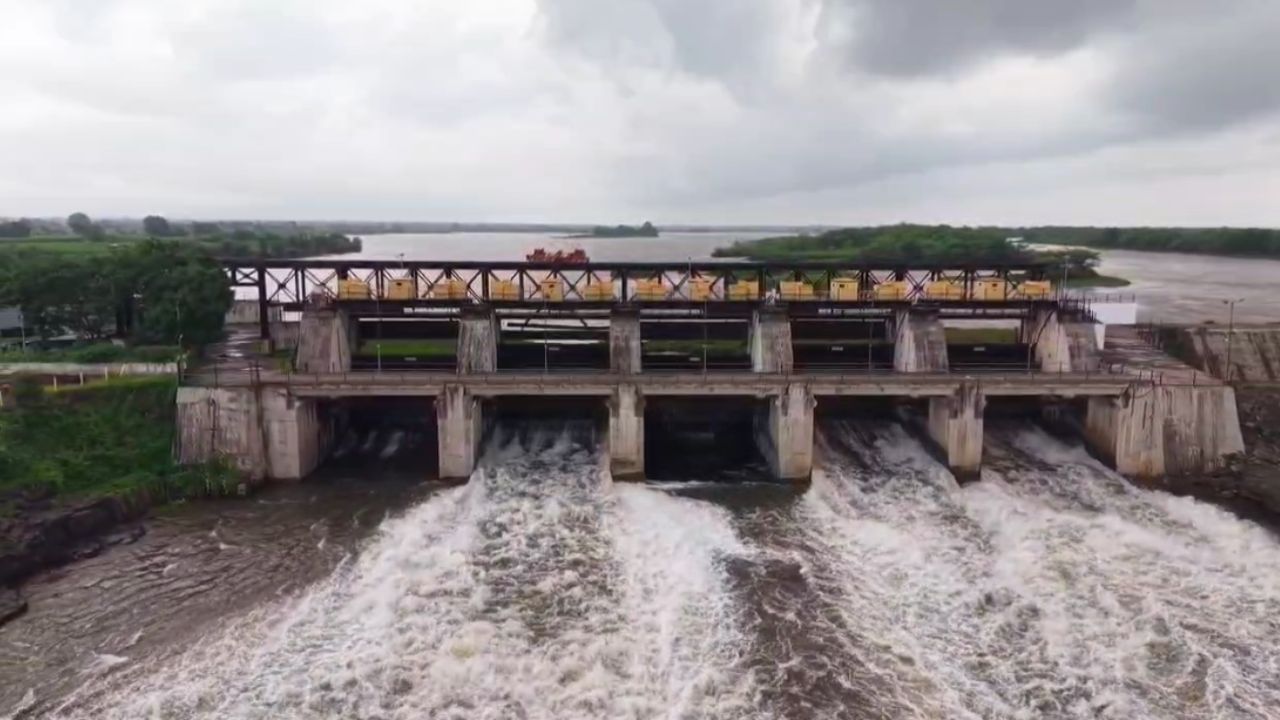नांदूर मधमेश्वर धरणातून जून महिन्यात पाण्याचा विसर्ग सुरु केला आहे. सोमवारी सकाळपर्यंत 12.53 टीएमसी पाण्याचा विसर्ग करण्यात आला आहे. गेल्या दोन दिवसांत नाशिक जिल्ह्यात पावसाने उघडीप जरी दिली आहे. परंतु नांदूर मधमेश्वर धरणात आवक सुरु आहे. 