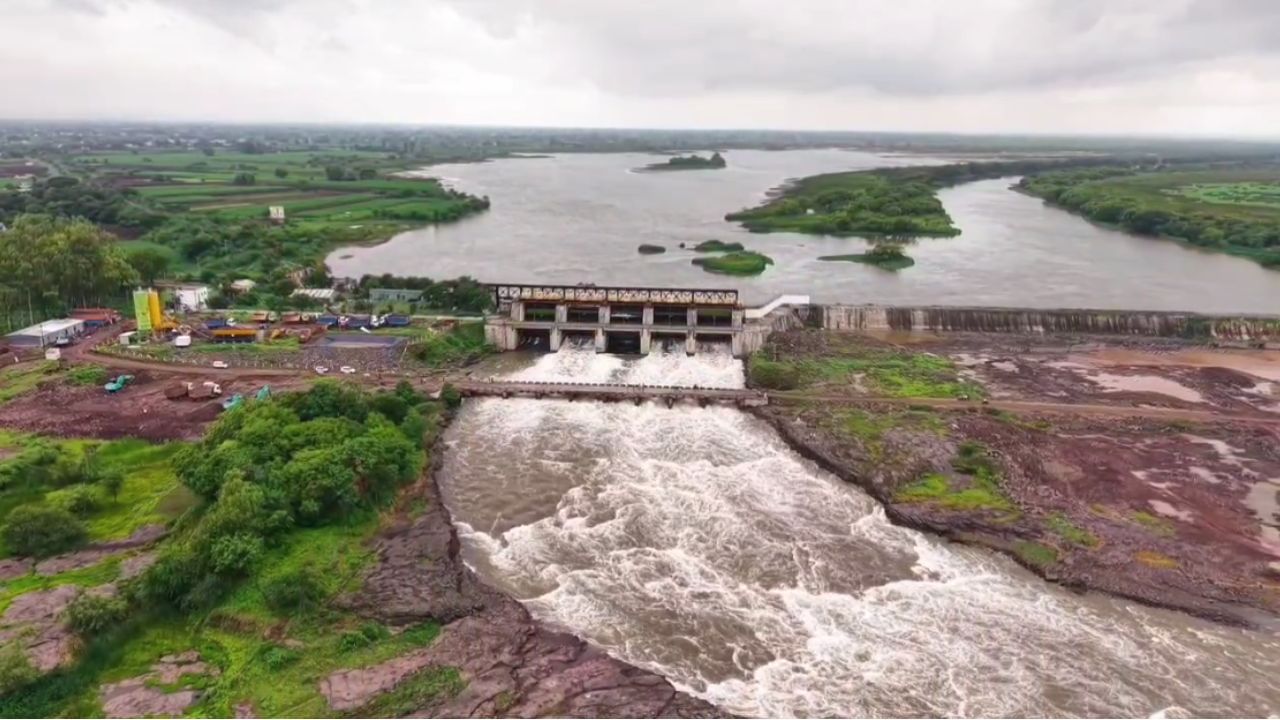 जायकवाडी धरणासाठी नाशिक जिल्ह्यातील धरणांमधून पाणी सोडले जाते. आता गोदावरी खोऱ्यात पाऊस होत राहिला तर पाणी जायकवाडी धरणात पाणी सोडले जाणार आहे. यामुळे जायकवाडी धरण यंदा 100 टक्के भरण्याची शक्यता आहे.