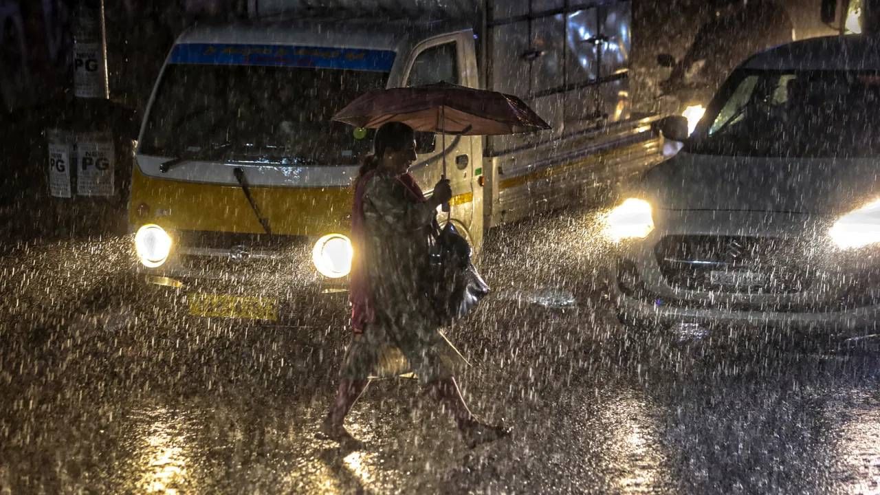 तुमच्या या प्रश्नाचं उत्तर तुम्हाला उत्तर युके हवामान विभागाच्या अधिकृत वेबसाईटवर मिळेल. वेबसाईटनुसार, थेंबाच्या आकाराबद्दल अचूक माहिती देणे कठीण आहे. पण पावसाचे थेंब सरासरी 14 किमी प्रतितास वेगाने जमिनीकडे येतात.