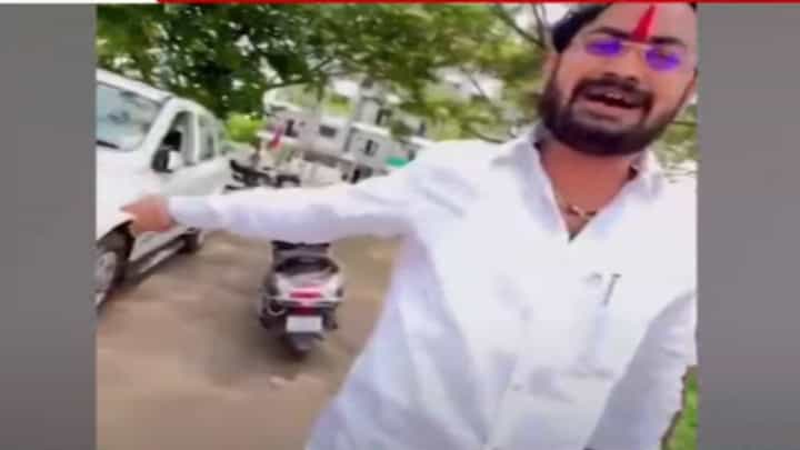 Solapur : माजी आमदाराच्या मुलाची तरूणाला धमकी अन् शिवीगाळ, VIDEO व्हायरल; घडलं काय? Solapur : माजी आमदाराच्या मुलाची तरूणाला धमकी अन् शिवीगाळ, VIDEO व्हायरल; घडलं काय?