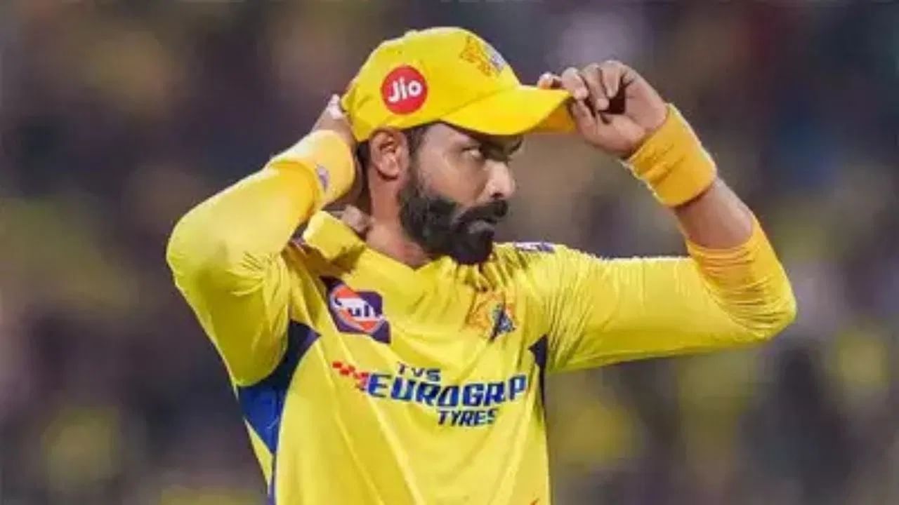 ऑलराउंडर रवींद्र जडेजा चेन्नई सुपर किंग्सचा महत्त्वाचा खेळाडू आहे. मीडिया रिपोर्ट्सनुसार, जडेजाने या स्पर्धेतून 127 कोटी कमावले आहेत. जडेजाला सीएसकेने 18 व्या मोसमासाठी 18 कोटी रुपये खर्चून आपल्यासोबत कायम ठेवलं होतं. (Photo Credit : PTI)