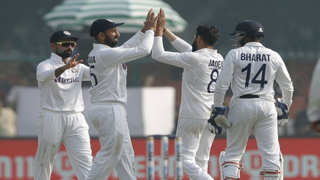 या यादीत चौथ्या स्थानी टीम इंडियाचा स्टार आणि मॅचविनर ऑलराउंडर रवींद्र जडेजा विराजमान आहे. जडेजाने आयसीसी स्पर्धेच्या अंतिम सामन्यांमध्ये एकूण 8 विकेट्स घेतल्या आहेत. (Photo Credit : Icc X Account)