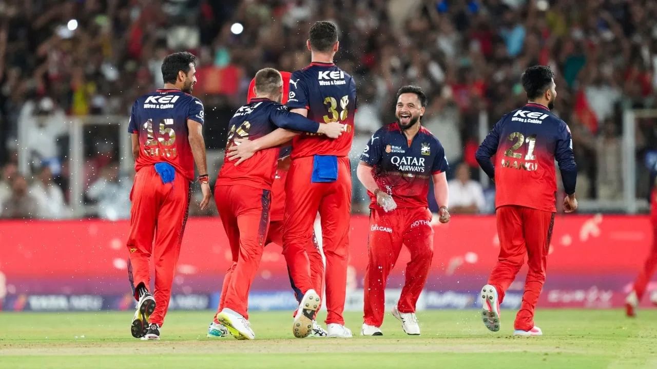 आरसीबीने या मोसमात चेन्नई सुपर किंग्जचा त्यांच्याच घरच्या मैदानात धुव्वा उडवला. आरसीबीने एमए चिदंबरम स्टेडियममध्ये  6 हजार 154 दिवसांनी विजय साकारला. आरसीबीने 28 मार्च रोजी चेन्नईवर 50 धावांनी मात केली. आरसीबीचा या विजयामुळे विश्वास दुणावला. (Photo Credit : PTI)