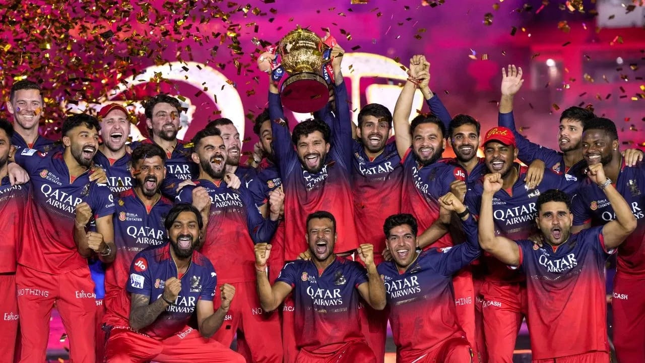 आरसीबीने चेन्नईसह यंदा मुंबईला वानखेडे स्टेडियममध्ये 3 हजार 619 दिवसांनी (जवळपास 10 वर्ष) विजय मिळवला. आरसीबीने या स्टेडियममध्ये शेवटचा सामना हा 2015 साली जिंकला होता. (Photo Credit : PTI)