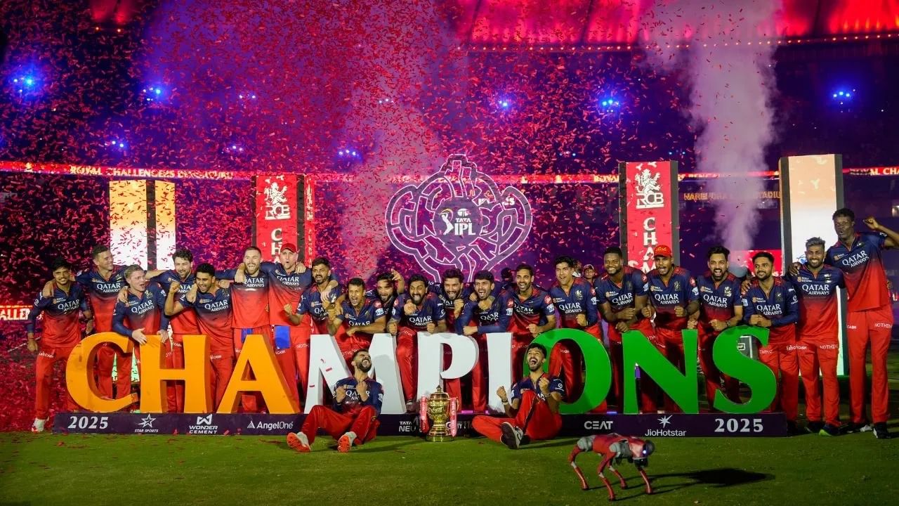 आरसीबी 18 व्या मोसमात घराबाहेरील मैदानात सर्वच्या सर्व सामने जिंकणारी एकमेव टीम ठरली. आरसीबी अशी कामगिरी करणारा स्पर्धेच्या इतिहासातील पहिला संघ ठरला. (Photo Credit : PTI)
