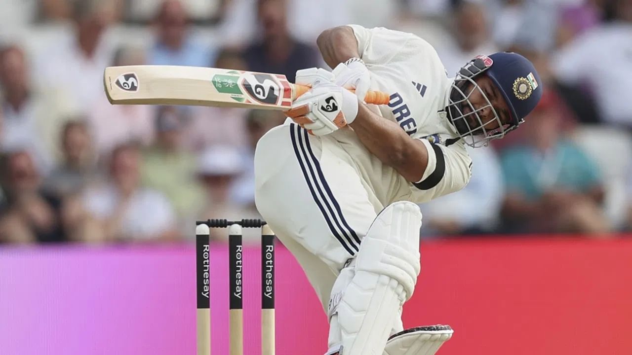 भारतीय कसोटी क्रिकेट संघाचा उपकर्णधार ऋषभ पंत याने लीड्समध्ये इंग्लंड विरूद्धच्या पहिल्या सामन्यात दुर्मिळ रेकॉर्ड केला. पंत परदेशात दोन्ही डावात शतक करणारा पहिला विकेटकीपर फलंदाज ठरला. मात्र पंतने दुसऱ्या डावातील शतकानंतर कोलांटउडी मारुन ट्रेडमार्क सेलिब्रेशन करण्यास नकार दिला. रिपोर्ट्सनुसार, टीम इंडियाचा हेड कोच गौतम गंभीर याने पंतला तसं न करण्याचा सल्ला दिला. (Photo Credit : Pti)