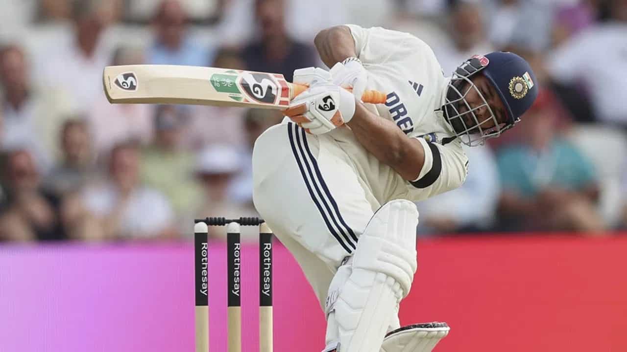 भारतीय कसोटी क्रिकेट संघाचा उपकर्णधार ऋषभ पंत याने लीड्समध्ये इंग्लंड विरूद्धच्या पहिल्या सामन्यात दुर्मिळ रेकॉर्ड केला. पंत परदेशात दोन्ही डावात शतक करणारा पहिला विकेटकीपर फलंदाज ठरला. मात्र पंतने दुसऱ्या डावातील शतकानंतर कोलांटउडी मारुन ट्रेडमार्क सेलिब्रेशन करण्यास नकार दिला. रिपोर्ट्सनुसार, टीम इंडियाचा हेड कोच गौतम गंभीर याने पंतला तसं न करण्याचा सल्ला दिला. (Photo Credit : Pti)
