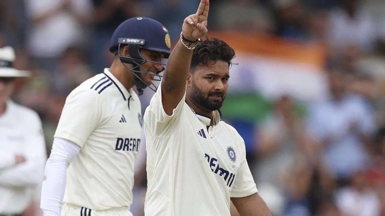 ऋषभ पंतने पहिल्या डावात शतक केल्यानंतर कोलांटउडी मारुन सेलिब्रेशन केलं. मात्र पंतने दुसर्‍या डावात शतक करुनही  त्याच्या खास पद्धतीने सेलिब्रेशन केलं नाही. त्यामुळे क्रिकेट चाहत्यांनीही आश्चर्य व्यक्त केलं. (Photo Credit : Pti)