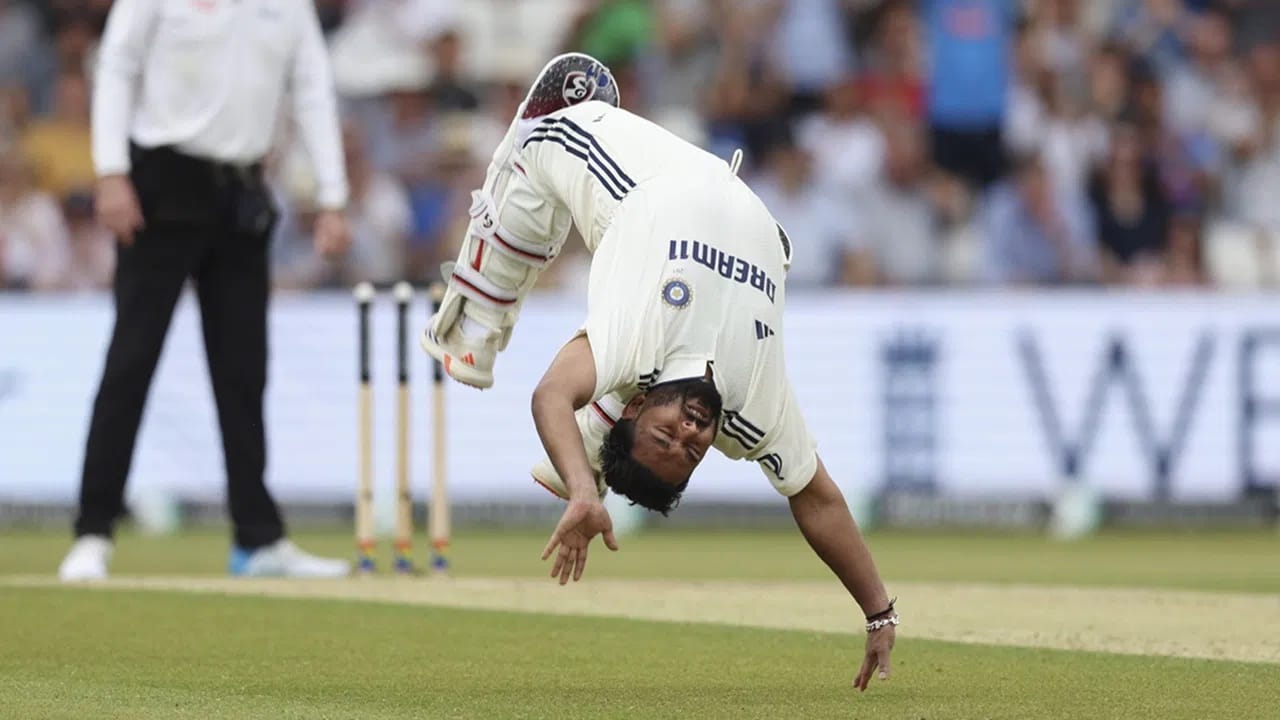 पंतने दुसऱ्या डावात शतक केल्यानंतर स्टेडियममध्ये भारताचे माजी दिग्गज कर्णधार सुनील गावसकर उपस्थित होते. तेव्हा गावसकरांनी पंतकडे शतकानंतर कोलांटउडी मारण्याची मागणी केली. मात्र पंतने इशाऱ्याने गावसकरांना तसं करण्यास नकार दिला. आता मीडिया रिपोर्ट्सनुसार, पंतच्या या नकारामागे गंभीरचा सल्ला असल्याचं म्हटलं जात आहे. (Photo Credit : Pti)