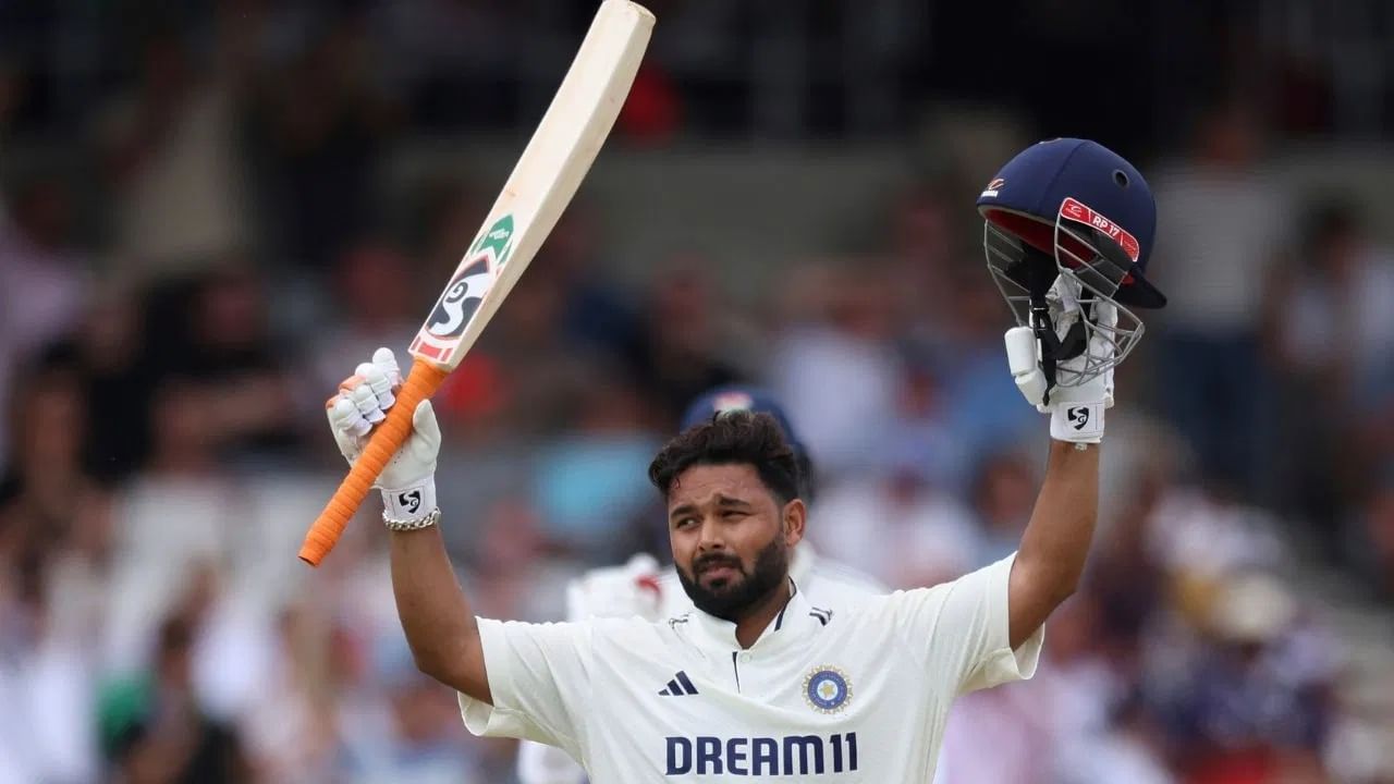 ऋषभ पंत याने इंग्लंड विरूद्धच्या या पहिल्या कसोटीत 178 बॉलमध्ये 6 सिक्स आणि 12 फोरसह 75.28 च्या स्ट्राईक रेटने 134 रन्स केल्या. पंतने यासह कसोटीत 3 हजार धावाही पूर्ण केल्या. पंतच्या कसोटी कारकीर्दीतील हे सातवं शतक ठरलं. पंतने यासह धोनीला शतकांबाबत मागे टाकलं. (Photo-PTI)