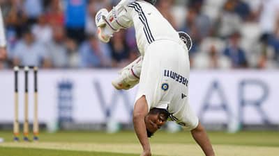 Video : शतकी खेळीनंतर ऋषभ पंतचं अनोखं सेलीब्रेशन, उलटी उडी पाहून इंग्लंडला फुटला घाम