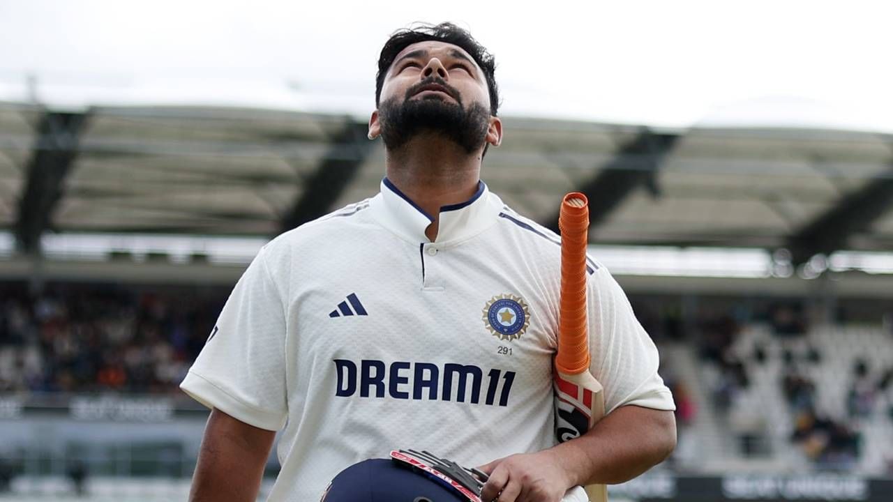 सलग दोन डावात शतक ठोकणारा सातवा भारतीय फलंदाज ठरला आहे. यापूर्वी विजय हजारे, सुनील गावस्कर, राहुल द्रविड, अजिंक्य रहाणे, विराट कोहली आणि रोहित शर्माने अशी कामगिरी केली आहे. (सर्व फोटो- बीसीसीआय ट्वीटर)