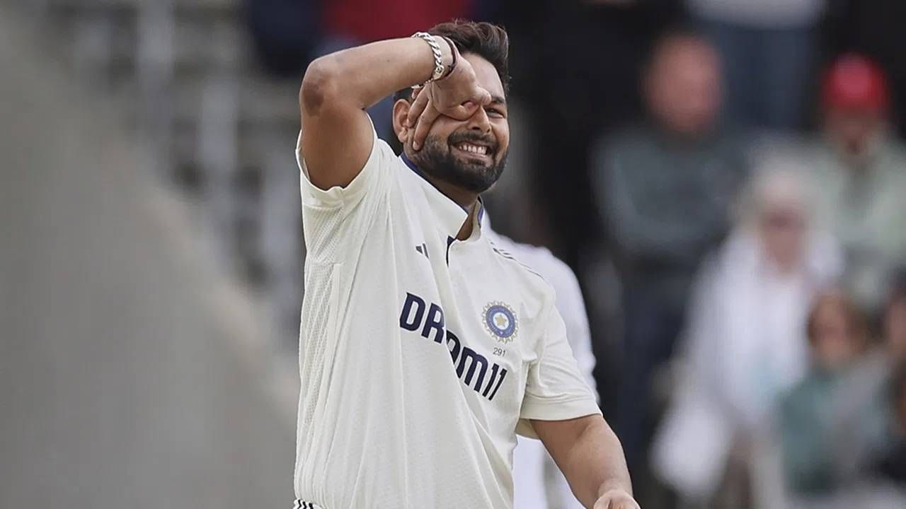 ऋषभ पंतने विदेशी भूमीवर जेव्हा कधी शतकी खेळी केली तेव्हा टीम इंडिया कधीही सामना जिंकू शकलेली नाही. पंतच्या नावावर विदेशात एकूण सहा शतकं आहेत. प्रत्येक वेळी टीम इंडियाला पराभवाचं तोंड पाहावं लागलं आहे. (फोटो- PTI)