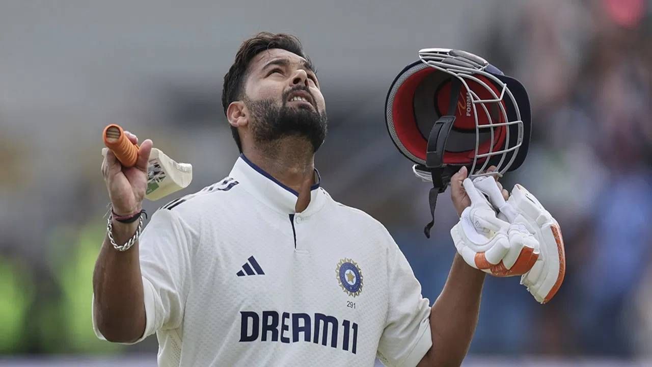 टीम इंडियाने हातात असलेला लीड्स कसोटी सामना गमावला. 371 धावांचं आव्हान देऊनही सामना आपल्या पारड्यात खेचता आला नाही. पण असं असतानाही एक खेळाडूने चाहत्यांचं मन जिंकलं. ऋषभ पंतने दोन्ही डावात शतकी खेळी करून इतिहास रचला. पण त्याची शतकी खेळी टीम इंडियावर भारी पडलं असं म्हंटलं तर आश्चर्याचा धक्का बसला. (फोटो- PTI)