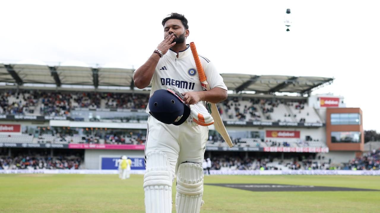 देशांतर्गत क्रिकेटमध्ये विकेटकीपर फलंदाज अँडी फ्लॉवरने दोन्ही डावात शतकी खेळी करण्याचा विक्रम केला होता. त्याने दक्षिण अफ्रिकेविरुद्ध 2001 मध्ये पहिल्या डावात 141 आणि दुसऱ्या डावात नाबाद 199 धावा केल्या होत्या.  पण दुसऱ्या देशात जाऊन अशी कामगिरी करणारा ऋषभ पंत हा पहिला विकेटकीपर फलंदाज आहे. 