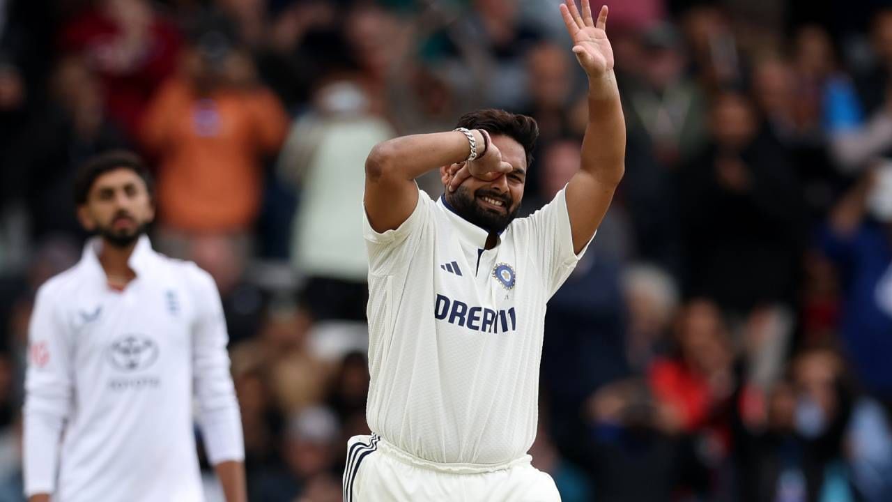 इंग्लंडच्या भूमीवर सलग दोन डावात शतक ठोकणारा पहिला भारतीय फलंदाज ठरला आहे. यापूर्वी ही कामगिरी कोणालाही करता आली नव्हती. जागतिक पातळीवर दोन डावात शतक ठोकणारा पहिला विकेटकीपर फलंदाज ठरला आहे. 