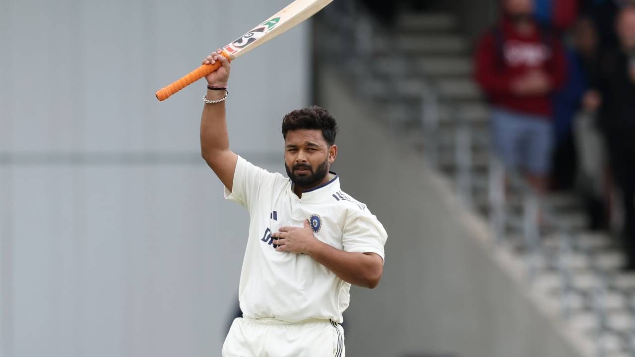 ऋषभ पंतने 140 चेंडूंचा सामना करत 118 धावांची खेळी केली. यात त्याने 15 चौकार आणि 3 षटकार मारले. ऋषभ पंतचे हे आठवं कसोटी शतक आहे. तसेच एकाच सामन्यात दुसरं शतक आहे. पहिल्या डावातही त्याने शतकी खेळी केली होती. 