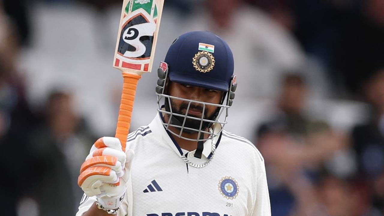 इंग्लंडविरुद्धच्या दुसऱ्या कसोटी सामन्यात ऋषभ पंतने तडाकेबंद फलंदाजी केली. शुबमन गिलची विकेट पडल्यानंतर भारतीय संघ अडचणीत आला होता. मात्र ऋषभ पंतने शतक ठोकलं आणि भारताला अडचणीतून बाहेर काढलं. 