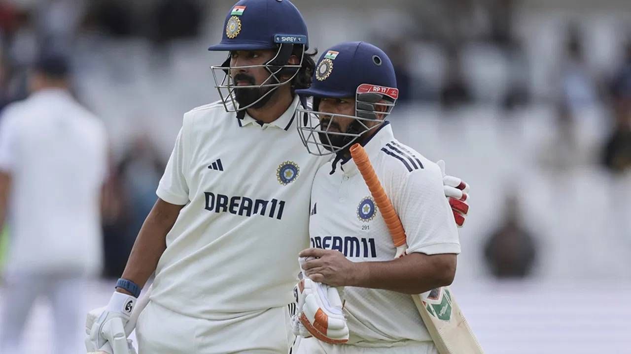 ऋषभ पंत आणि शतकाचा हा निव्वल योगायोग आहे. पण विकेटकीपर फलंदाज म्हणून तो त्याची जबाबदारी चोखपणे बजावत आहे. पण इतर फलंदाज आणि गोलंदाजांची सुमार कामगिरी पराभवासाठी कारणीभूत ठरत आहेत. (फोटो- PTI)