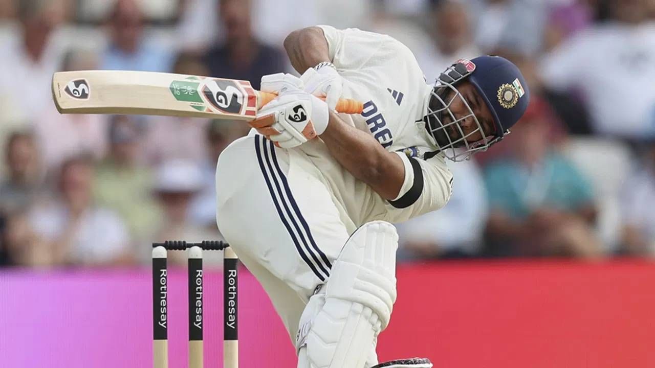 लीड्स कसोटी सामन्यातील पहिल्या डावात भारताने 134 धावा केल्या आणि दुसऱ्या डावात 118 धावा केल्या. पण टीम इंडियाला पराभवाचं तोंड पाहावं लागलं. इंग्लंडने भारताला 5 विकेट राखून पराभूत केलं. म्हणजेच पंतच्या शतकी खेळीनंतर टीम इंडियाला विजय मिळवता आलेला नाही. (फोटो- PTI)
