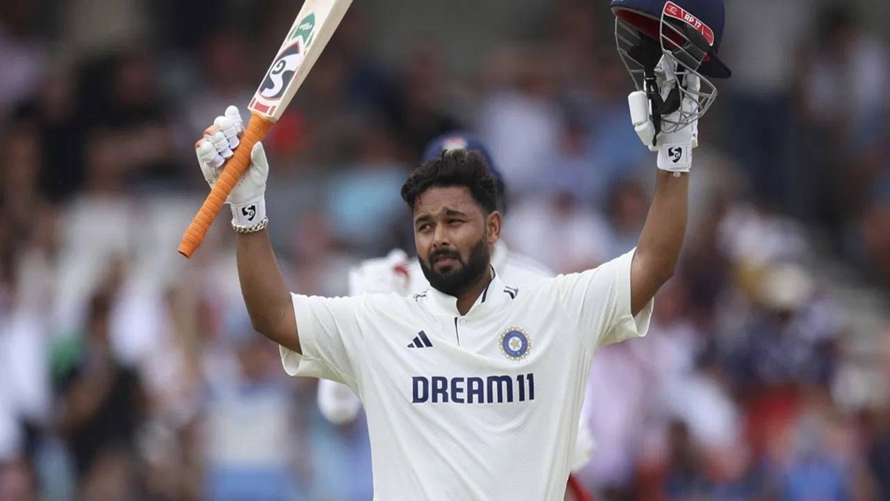 ऋषभ पंतने 2018 मध्ये इंग्लंडविरुद्ध शतक ठोकलं आणि पराभव झाला. 2019 मध्ये ऑस्ट्रेलियाविरुद्ध 159 धावा केल्या, पण हा सामना ड्रॉ झाला. 2022 मध्ये दक्षिण अफ्रिकेविरुद्ध नाबाद 100 केल्या पण पराभवाचं तोंड पाहावं लागलं. 2022 मध्ये इंग्लंडविरुद्ध 146 धावा केल्या आणि टीम इंडिया पराभूत झाली. (फोटो- PTI) 