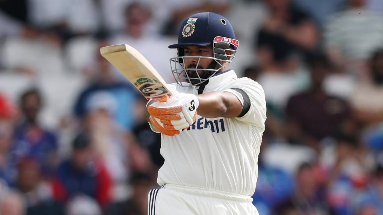 ऋषभ पंतने सेना देशांमध्ये 27 सामन्यात 38.80 च्या सरासरीने 1746 धावा केल्या आहेत. यात चार शतकं आणि 6 अर्धशतकांचा समावेश आहे. धोनीने 32 सामन्यात 1731 धावा केल्या आहेत. (सर्व फोटो- बीसीसीआय ट्विटर)